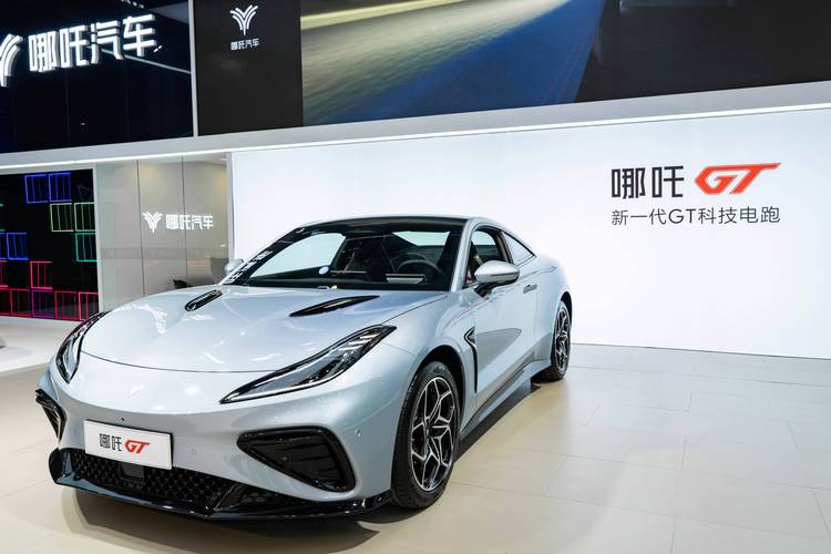 佛山300哪吒汽车在智能汽车领域的表现，领途汽车在新能源汽车市场中的影响力